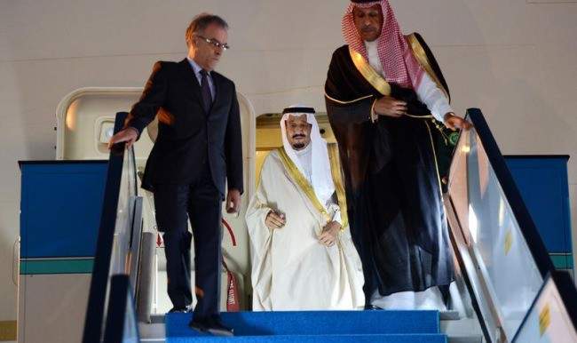 وصول الملك السعودي إلى الدوحة في المحطة الثانية لجولته الخليجية 