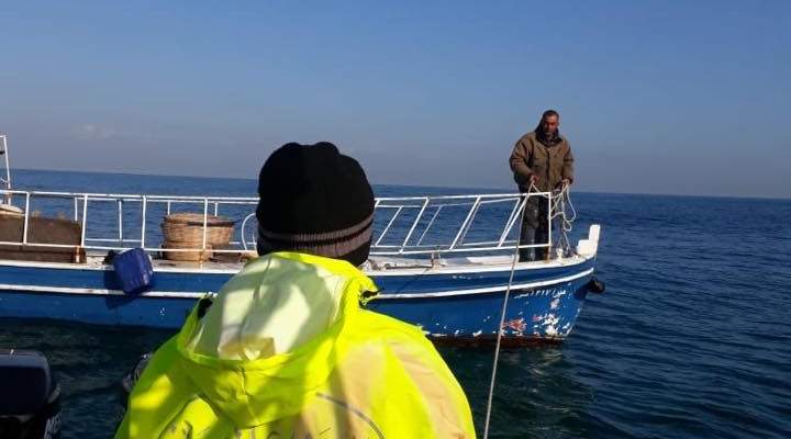 الدفاع المدني: سحب زورق للصيد على متنه شخصين إلى ميناء صور بعد تعطل محركه