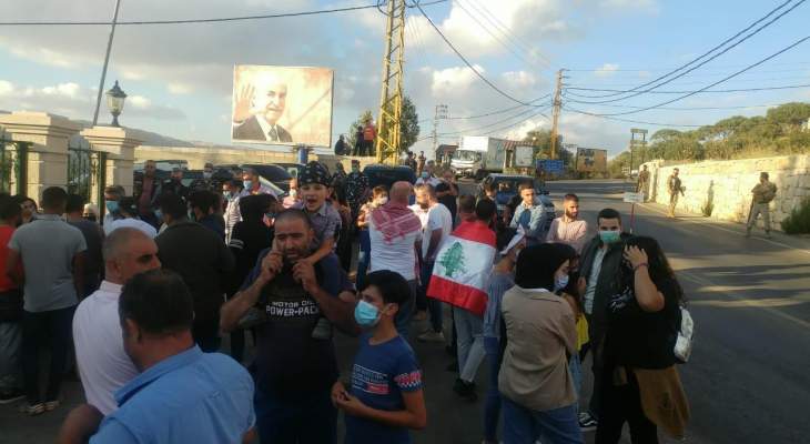 اعتصام امام منزل النائب أنور الخليل بحاصبيا لمطالبته بالاستقالة 