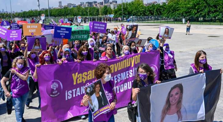 مسيرة نسائية تطالب أردوغان بعدم الانسحاب من اتفاقية مكافحة العنف ضد المرأة