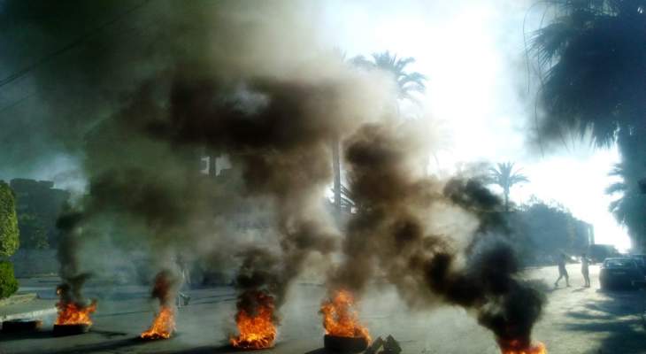 النشرة: الجيش فتح الطريق عند ساحة الشهداء بصيدا بعد أن قطعها محتجون لبعض الوقت