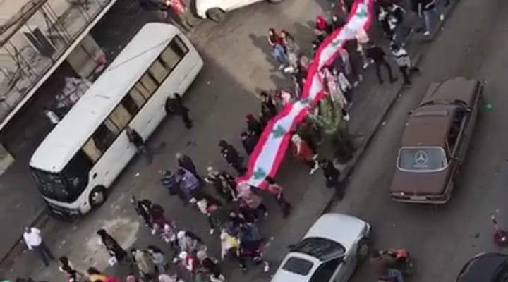 مسيرة طالبية جابت شوارع طرابلس حاملة علما لبنانيا كبيرا