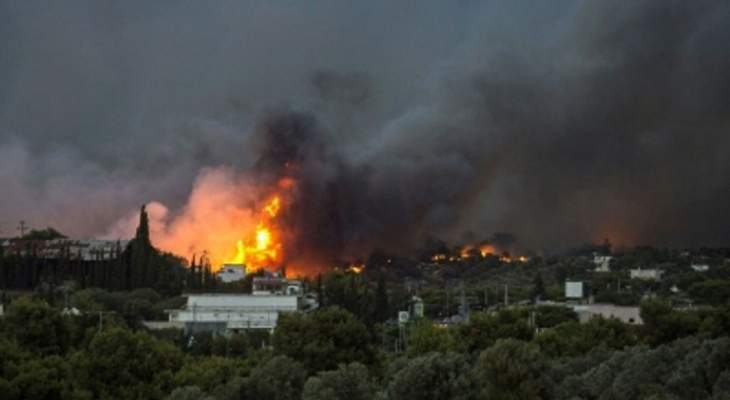 اخماد حريق في مخيم المهاجرين على جزيرة ساموس اليونانية