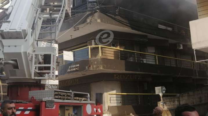 الدفاع المدني: إصابة عنصر أثناء إخماد النيران داخل متجر ومستودع للدراجات النارية في نيو روضة