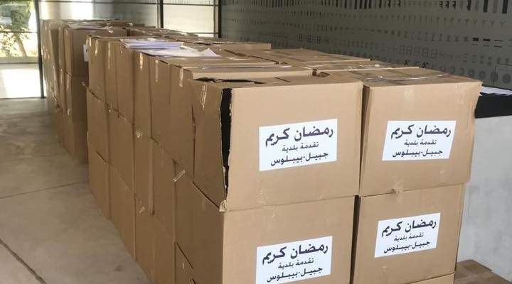 بلدية جبيل وزعت حصصا غذائية رمضانية على عائلات محتاجة في المدينة
