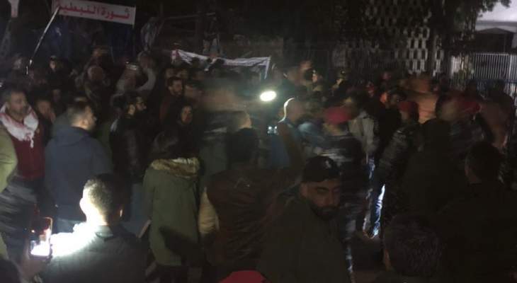 النشرة: جريحة نتيجة احتكاك بين عدد من الشبان ومتظاهرين في خيمة حراك كفررمان