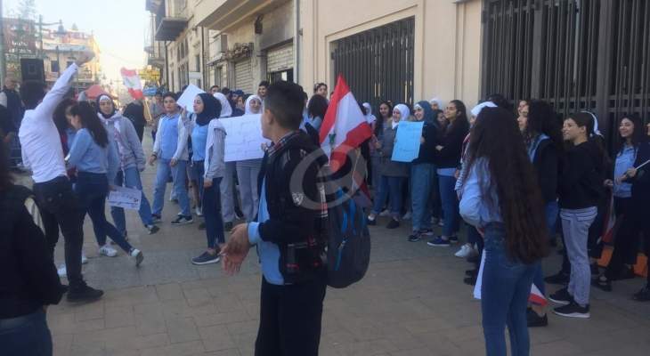النشرة: تجمع للطلاب في ساحة المطران في بعلبك للانطلاق بمسيرة نحو مركز مصرف لبنان