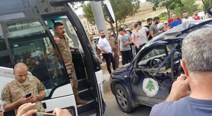 "النشرة": 5 جرحى جراء حادث سير بين باص تابع للجيش وسيارة على طريق عام زحلة الكرك