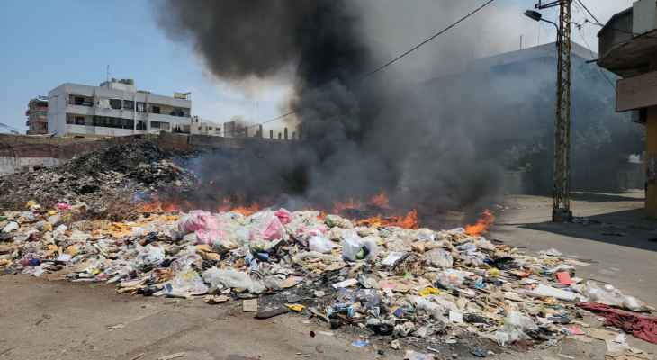 النشرة: اندلاع حريق في النفايات المتراكمة عند المدينة الصناعية القديمة بصيدا