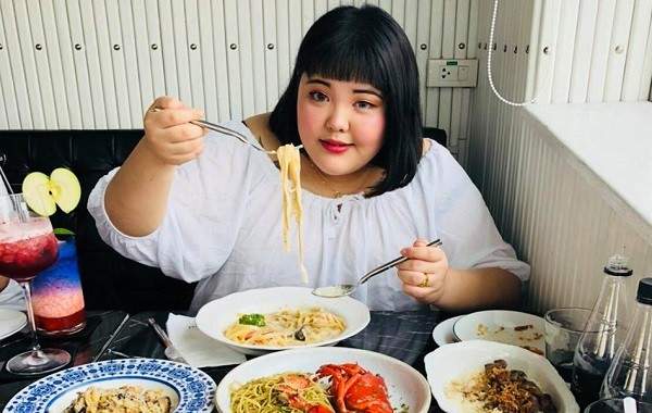 فتاة كورية تجني آلاف الدولارت من الأكل بشراهة