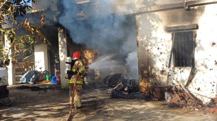 إخماد حريق داخل منزل نتيجة القصف الإسرائيلي في الضهيرة والأضرار مادية