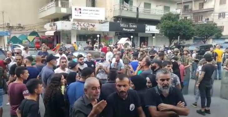 محتجون اعتصموا أمام منزلي ميقاتي ومولوي في طرابلس مطالبين بمعالجة الاوضاع المعيشية