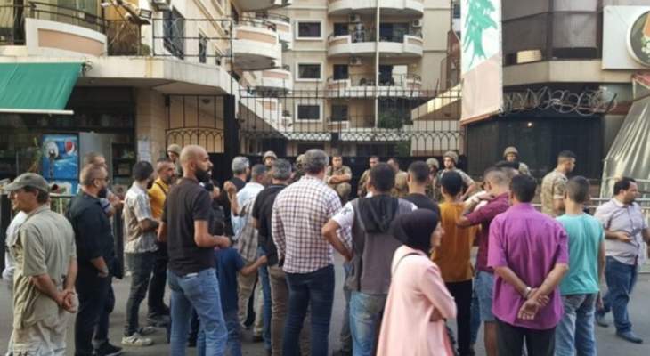 محتجون في طرابلس ينظمون مسيرة سيارة يجوبون خلالها على منازل سياسيي المدينة