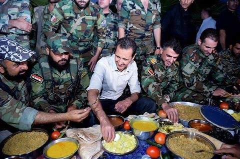 الاسد يتناول وجبة الافطار مع جنود سوريين في مطار مرج السلطان بريف دمشق