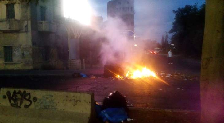 النشرة: محتجون أقفلوا جانبا من تقاطع إيليا بصيدا وأضرموا النار بحاويات النفايات