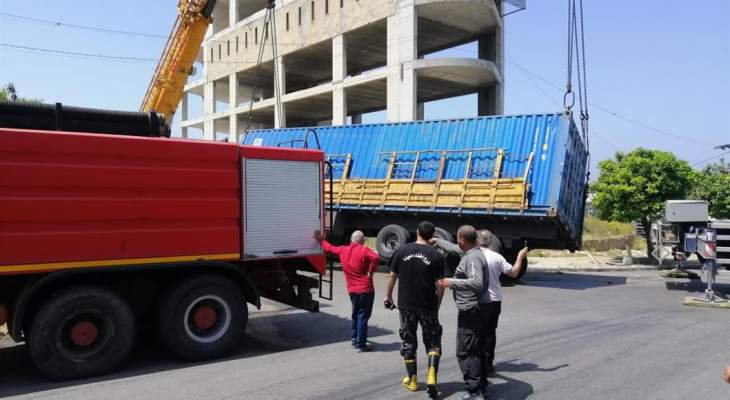 إجراءات لشرطة بلدية صيدا وفرق الإطفاء لتسهيل السير بعد انقلاب شاحنة