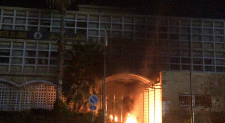  احراق اطارات عند مدخل مؤسسة الكهرباء في صيدا احتجاجا على إنقطاع الكهرباء