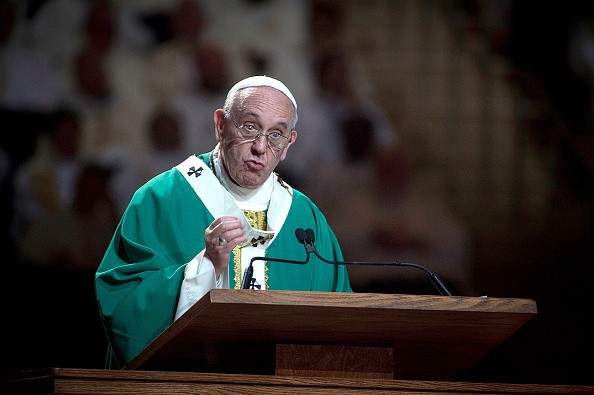 البابا فرنسيس يفتتح في الفاتيكان سينودس العائلة 