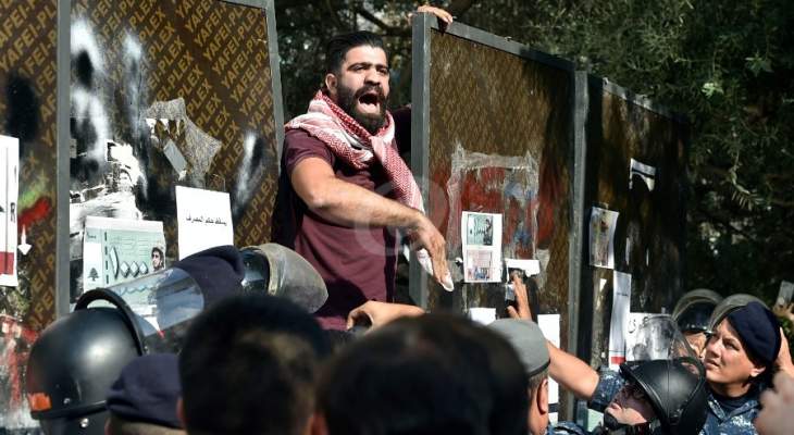 محتجون أمام مصرف لبنان في شارع الحمرا احتجاجا على ارتفاع سعر صرف الدولار