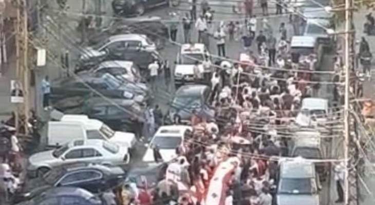 انطلاق التظاهرة من ساحة العلم في صور في اتجاه مصرف لبنان
