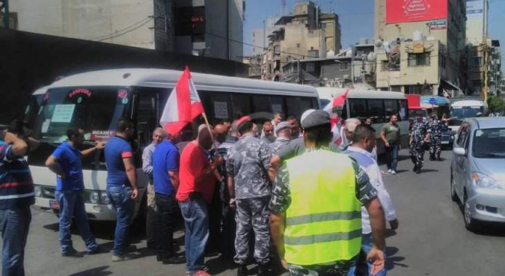 اعتصام لسائقي السيارات العمومية في الدورة رفضا للعمالة السورية