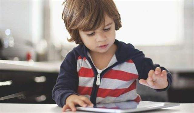 ما هي مخاطر اكثار اطفالكم من استخدام الأجهزة الإلكترونية لفترات طويلة؟