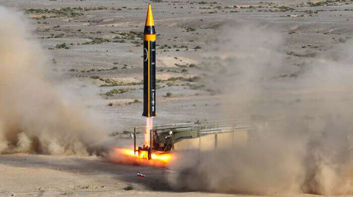 سلطات إيران كشفت عن صاروخها الباليستي "خيبر" الذي يبلغ مداه 2000 كم وبرأس حربي وزنه 1500 كلغ