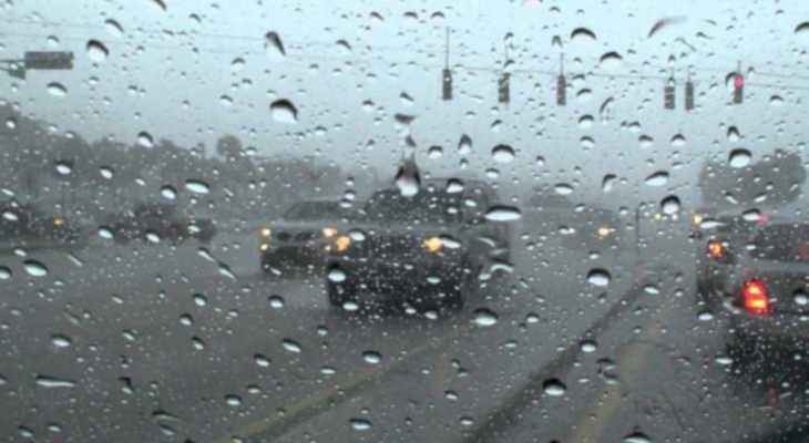 "النشرة": طرقات النبطية امتلأت بمياه الأمطار والدفاع المدني يطلب القيادة بحذر