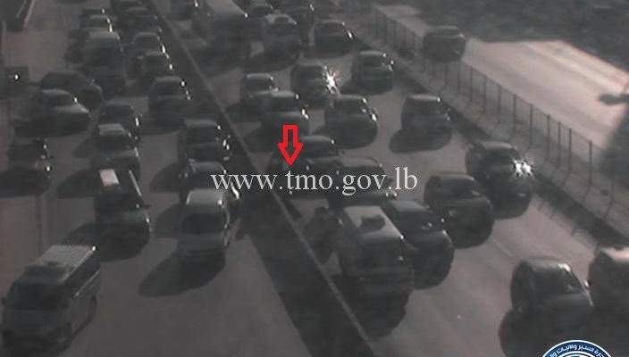 جريح نتيجة تصادم بين مركبة ودراجة نارية على اوتوستراد الكرنتينا- بيروت