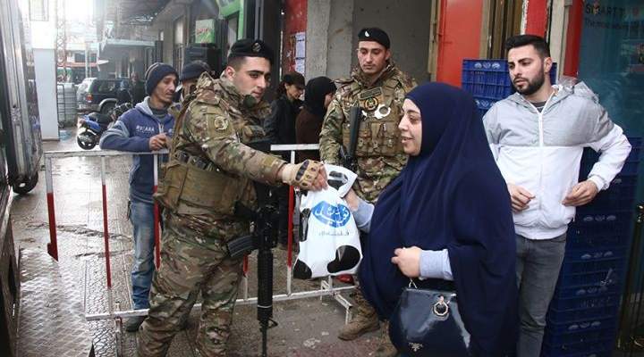 الجيش: توزيع مساعدات في طرابلس بإطار برنامج التعاون العسكري- المدني &quot;CIMIC&quot;