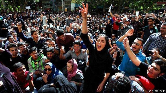 مسؤول إيراني يتهم استخبارات اجنبية بالتسبب بمقتل متظاهرَين بالاحتجاجات