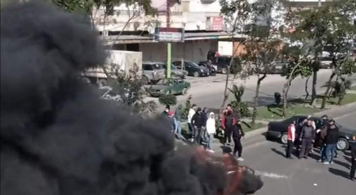 محتجون قطعوا مسلكي أوتوستراد طرابلس عكار احتجاجا على تردي الأوضاع