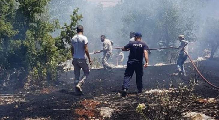 إخماد حريق اعشاب واشجار في سحمر- البقاع الغربي