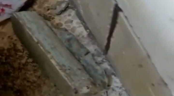 النشرة: سقوط احجار ضحمة من بناية البزري بصيدا على محل اسفل المبنى 