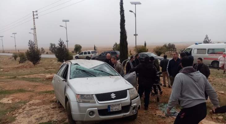 اصابة شخصين بجروح وكسور بانقلاب سيارة في الهرمل
