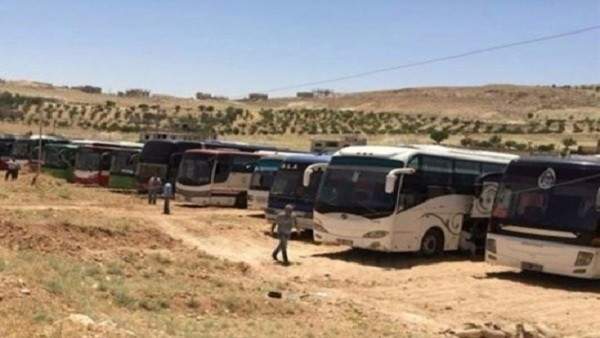 وصول عدد من مسلحي داعش بعد اجلائهم من الجرود لدير الزور