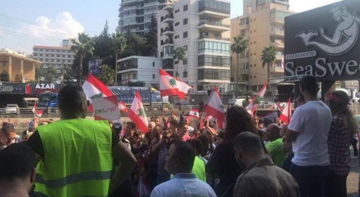 النشرة: المتظاهرون في زوق مصبح يعتدون على الجيش اللبناني 
