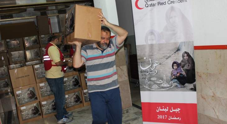 الهلال الأحمر القطري يوزع حصص غذائية  للاجئين السوريين والفلسطينيين