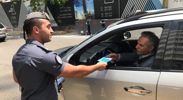 قوى الأمن أحيت أسبوع المرور العربي عبر إقامة حواجز وتوزيع منشور توعوي