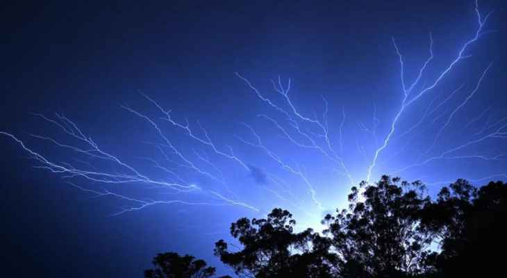 مقتل امرأة وانقطاع الكهرباء عن 120 ألف مسكن جراء عاصفة رعدية ضربت شرق أستراليا
