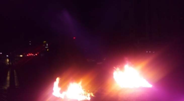 النشرة: اغلاق تقاطع ايليا في صيدا عبر حرق الإطارات المطاطية 