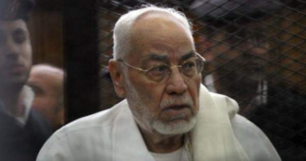 وفاة مرشد "الإخوان المسلمين" السابق محمد هدي عاكف في السجن