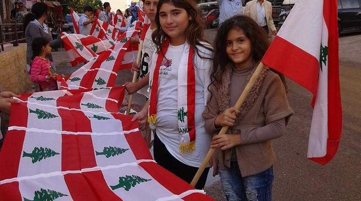 اطول علم لبناني في احتفال بعيد الاستقلال بحارة الناعمة