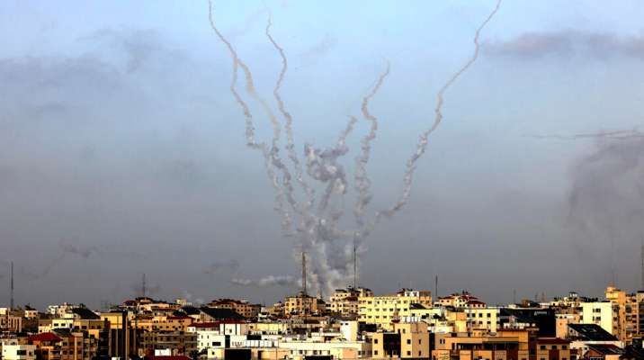 القناة 12 الإسرائيلية: إطلاق 30 صاروخًا من قطاع غزة تجاه الغلاف واندلاع حريق