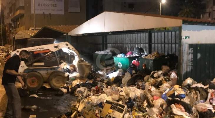 قسم الاشغال في بلدية حارة حريك يرفع النفايات لليوم السادس على التوالي