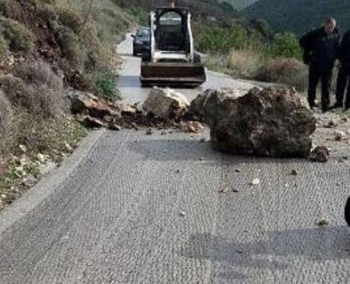انهيار صخور على الطريق العام في كفرحي في قضاء البترون بسبب الامطار
