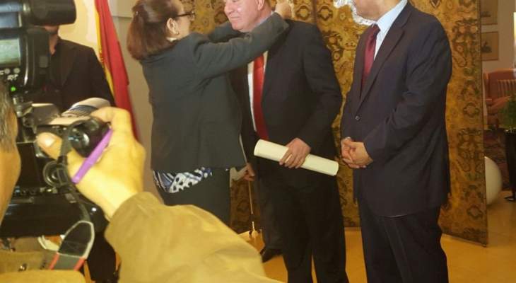 سفارة أسبانيا منحت العميد علي شحرور وسام الاستحقاق المدني من رتبة كومندور
