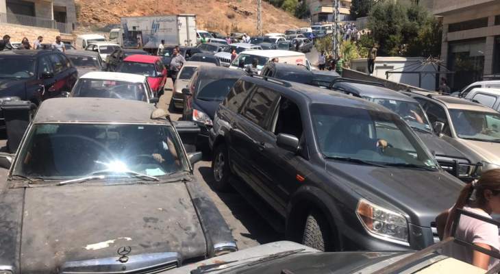 النشرة: كافة شوارع زحلة تشهد ازدحاماً خانقاً بسبب طوابير السيارات على محطات المحروقات