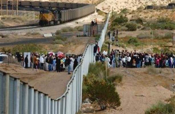 أ.ف.ب: ألاف المهاجرين عالقون على الحدود الاميركية- المكسيكية