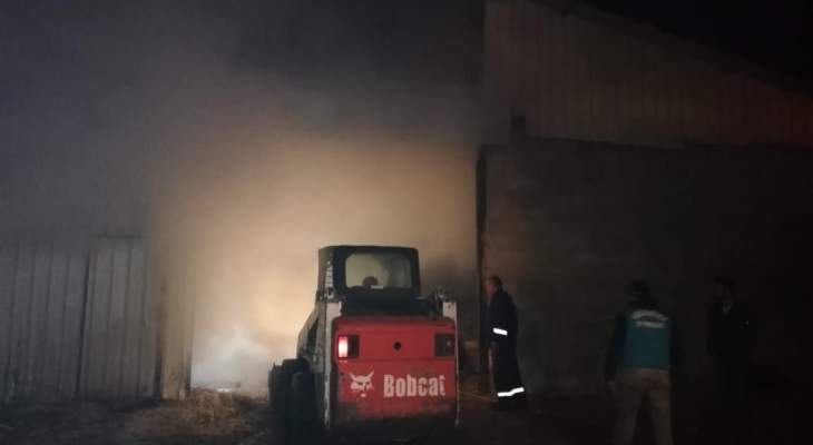 النشرة: إخماد حريق شب في مستودع للتبن في بلدة عين عطا